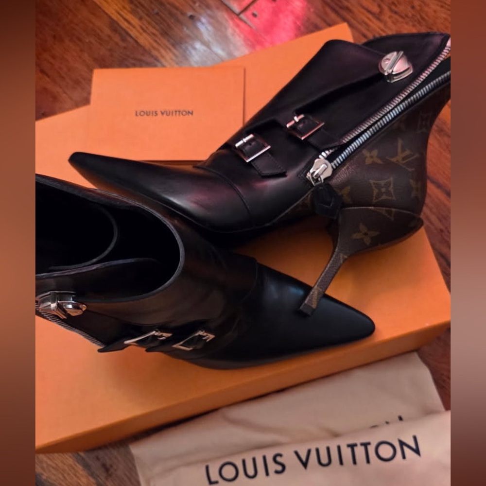 Louis Vuitton Black Leather Boots with Monogram Heel